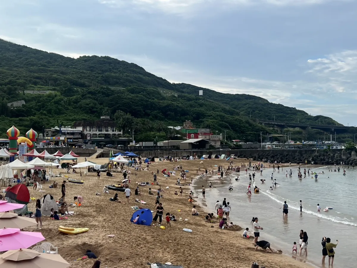 氣象評估浪高等數據平穩 基隆外木山長泳明2千人下海 